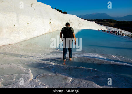 Torist marcher dans la piscine de l'eau glissant ses pieds de réchauffement dans l'eau thermale Banque D'Images