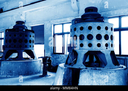 Petite centrale hydroélectrique abandonné le matériel d'usine, ton bleu illustration. Banque D'Images