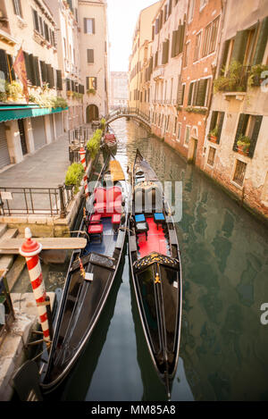 Canal avec deux gondoles à Venise, Italie. Architecture et monuments de Venise. Banque D'Images