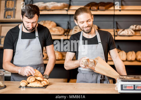 Les vendeurs de pain à la boulangerie de travail shop Banque D'Images