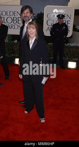 Sissy Spacek et mari, Jack Fisk, arriver à la 59e assemblée annuelle Golden Globe Awards au Beverly Hilton Hotel à Beverly Hills, Californie, dimanche 20 janvier 2002. Elle est en nomination pour la meilleure actrice dans un drame pour "dans la chambre à coucher.SpacekSissy05.JPGSpacekSissy05 Red Carpet Event, Vertical, USA, Cinéma, Célébrités, photographie, Bestof, Arts, Culture et divertissement, Célébrités Topix fashion / Vertical, Best of, événement dans la vie d'Hollywood, Californie - Tapis rouge et en backstage, USA, Cinéma, Célébrités, cinéma, télévision, Célébrités célébrités Musique, Photographie, arts, Bestof Banque D'Images