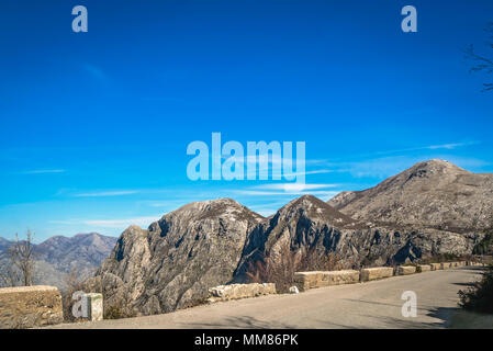 Dangereuses et route de montagne étroite à travers le parc national de Lovcen au-dessus de la baie de Kotor, Monténégro Banque D'Images