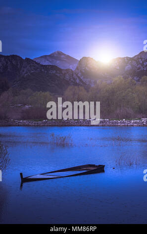 Vieux bateau pêcheur en bois creux sur la rive du lac de Skadar à Virpazar, Monténégro Banque D'Images