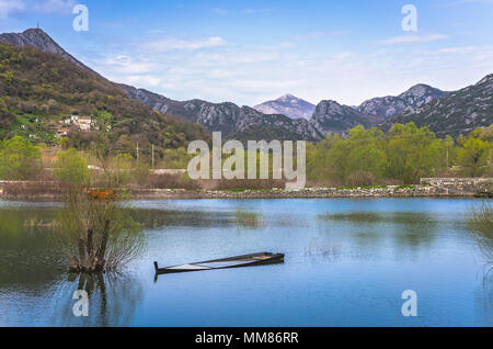 Vieux bateau pêcheur en bois creux sur la rive du lac de Skadar à Virpazar, Monténégro Banque D'Images