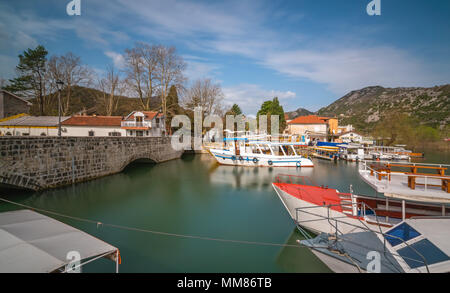 L'ancre des bateaux de touristes près du pont à Virpazar ville, Monténégro Banque D'Images