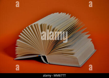 Livre ouvert sur fond orange Banque D'Images