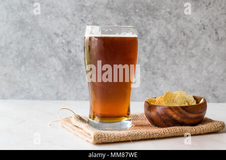 Bière ambrée rafraîchissante cool avec des collations. Concept de boisson. Banque D'Images