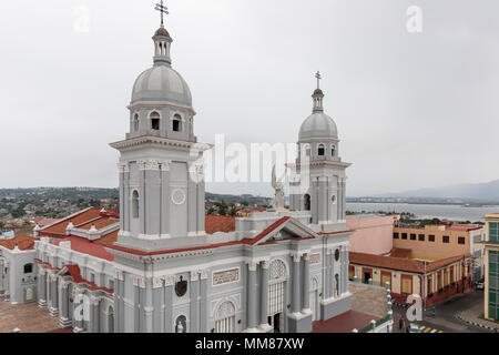 Basilique Santa Iglesia Catedral Metropolitana de Santiago de Cuba, paysage, vue depuis la Place devant l'église Banque D'Images