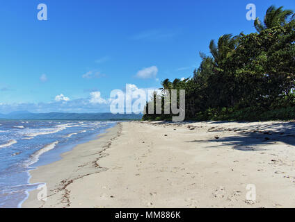 Au nord de Mossman, QLD Australie - Newell Beach sud vers Port Douglas Banque D'Images