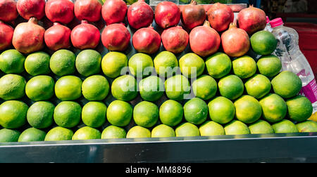 Des oranges et des grenades pour la vente au marché de plein air Banque D'Images