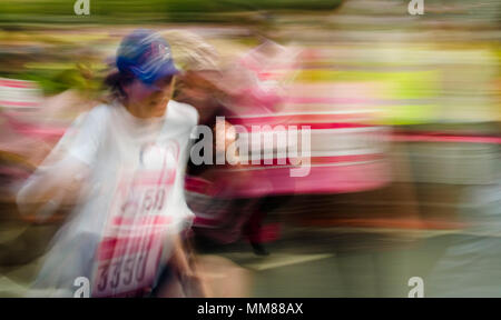 Une femme est en compétition dans la course pour la vie, une course organisée autour de l'UK pour récolter des fonds pour la recherche sur le cancer. Banque D'Images