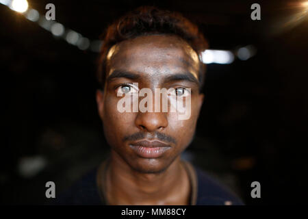 Dhaka, Bangladesh. Le 7 mai 2018. Travail des enfants, y compris les travailleurs travaillent dans un atelier de la ship yard à Dhaka, Bangladesh, le 7 mai 2018. Des dizaines des arsenaux maritimes occupant 30,96 acres de l'estran Buriganga sont en opération depuis 50 ans. C'est surtout utilisé pour la fixation et la réparation de vieux navires. Travail Travail dans l'arsenal sans casques, masque de visage ou des chaussures de sécurité que leur âge de 8 à 80 ans. Près de 15 000 travaux y compris les enfants travaillent dans ce chantier de l'aube au crépuscule à mesure qu'ils sont payés environ 5 $ par jour. © Asad Rehman/Alamy Stock Photo Banque D'Images