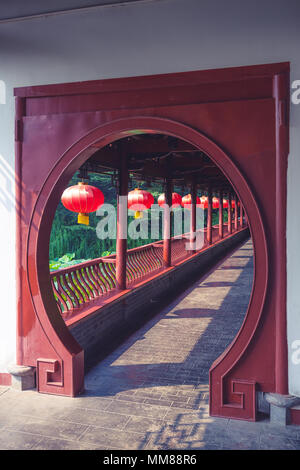 L'architecture chinoise porte avec des lampions rouges chinois . . Banque D'Images