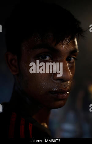 Dhaka, Bangladesh. Le 7 mai 2018. Travail des enfants, y compris les travailleurs travaillent dans un atelier de la ship yard à Dhaka, Bangladesh, le 7 mai 2018. Des dizaines des arsenaux maritimes occupant 30,96 acres de l'estran Buriganga sont en opération depuis 50 ans. C'est surtout utilisé pour la fixation et la réparation de vieux navires. Travail Travail dans l'arsenal sans casques, masque de visage ou des chaussures de sécurité que leur âge de 8 à 80 ans. Près de 15 000 travaux y compris les enfants travaillent dans ce chantier de l'aube au crépuscule à mesure qu'ils sont payés environ 5 $ par jour. © Asad Rehman/Alamy Stock Photo Banque D'Images