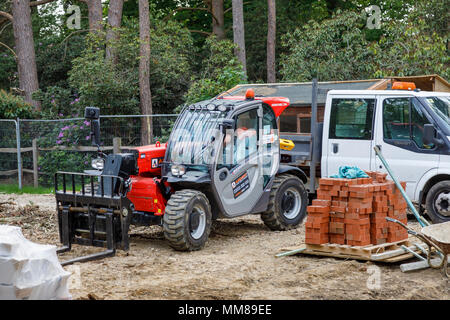 Manitou MT 625 chariot élévateur sur un bâtiment résidentiel) à Surrey, Angleterre du Sud-Est, Royaume-Uni Banque D'Images