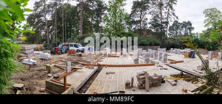 Parpaings empilés sur le sol d'une nouvelle maison en construction sur un jardin de banlieue résidentielle bâtiment intercalaire site, Surrey, Angleterre du Sud-Est Banque D'Images