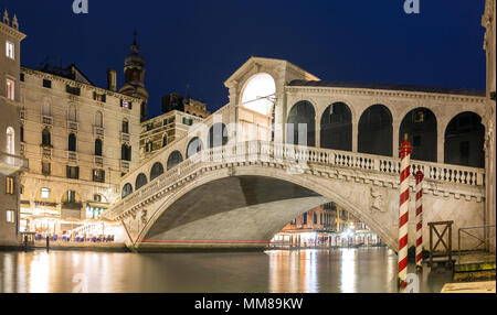 Pont du Rialto et le Grand Canal de nuit à Venise, Italie Banque D'Images