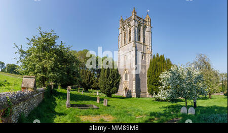 Flint traditionnelles face à l'église paroissiale de St Jean l'Evangéliste, Northington, un petit village situé dans le Hampshire, dans le sud de l'Angleterre, près de Winchester Banque D'Images