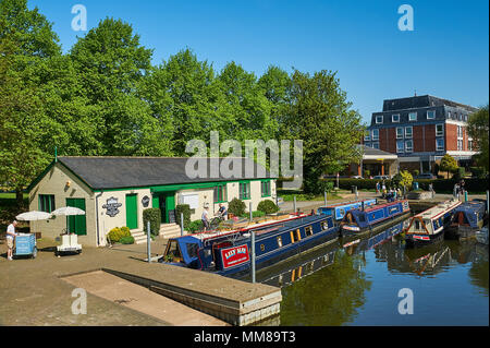 Stratford upon Avon et canal narrowboats amarré sur la rivière Avon, dans le centre de la ville. Banque D'Images