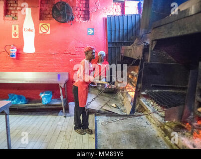 Un Africain male chef de la viande à griller du Mzoli à Cape Town, Afrique du Sud Banque D'Images