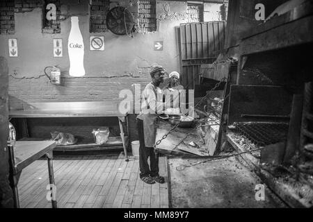 Un Africain male chef de la viande à griller du Mzoli à Cape Town, Afrique du Sud Banque D'Images