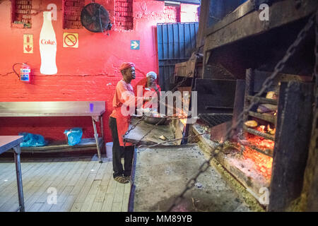 Un Africain male chef de la viande à griller du Mzoli à Cape Town, Afrique du Sud Banque D'Images