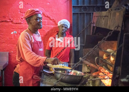 Un Africain male chef de la viande à griller du Mzoli à Cape Town, Afrique du Sud Banque D'Images