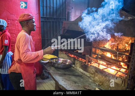 Un Africain male chef de la viande à griller du Mzoli à Cape Town, Afrique du Sud Banque D'Images