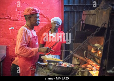 Un Africain male chef de la viande à griller du Mzoli à Cape Town, Afrique du Sud Banque D'Images