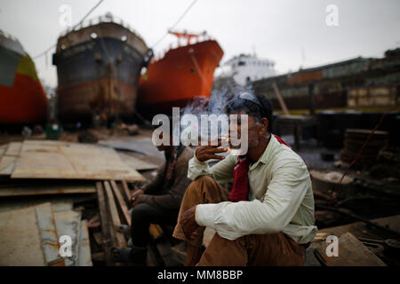 Dhaka, Bangladesh. Le 7 mai 2018. Travail des enfants, y compris les travailleurs travaillent dans un atelier de la ship yard à Dhaka, Bangladesh, le 7 mai 2018. Des dizaines des arsenaux maritimes occupant 30,96 acres de l'estran Buriganga sont en opération depuis 50 ans. C'est surtout utilisé pour la fixation et la réparation de vieux navires. Travail Travail dans l'arsenal sans casques, masque de visage ou des chaussures de sécurité que leur âge de 8 à 80 ans. Près de 15 000 travaux y compris les enfants travaillent dans ce chantier de l'aube au crépuscule à mesure qu'ils sont payés environ 5 $ par jour. © Asad Rehman/Alamy Stock Photo Banque D'Images