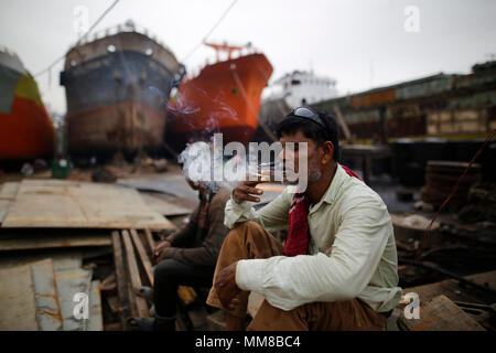 Dhaka, Bangladesh. Le 7 mai 2018. Travail des enfants, y compris les travailleurs travaillent dans un atelier de la ship yard à Dhaka, Bangladesh, le 7 mai 2018. Des dizaines des arsenaux maritimes occupant 30,96 acres de l'estran Buriganga sont en opération depuis 50 ans. C'est surtout utilisé pour la fixation et la réparation de vieux navires. Travail Travail dans l'arsenal sans casques, masque de visage ou des chaussures de sécurité que leur âge de 8 à 80 ans. Près de 15 000 travaux y compris les enfants travaillent dans ce chantier de l'aube au crépuscule à mesure qu'ils sont payés environ 5 $ par jour. © Asad Rehman/Alamy Stock Photo Banque D'Images