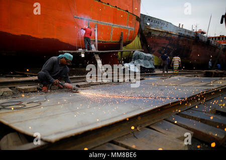 Dhaka, Bangladesh. Le 7 mai 2018. Travail des enfants, y compris les travailleurs travaillent dans un atelier de la ship yard à Dhaka, Bangladesh, le 7 mai 2018. Des dizaines des arsenaux maritimes occupant 30,96 acres de l'estran Buriganga sont en opération depuis 50 ans. C'est surtout utilisé pour la fixation et la réparation de vieux navires. Travail Travail dans l'arsenal sans casques, masque de visage ou des chaussures de sécurité que leur âge de 8 à 80 ans. Près de 15 000 travaux y compris les enfants travaillent dans ce chantier de l'aube au crépuscule à mesure qu'ils sont payés environ 5 $ par jour. © Asad Rehman/Alamy Stock Photo Banque D'Images