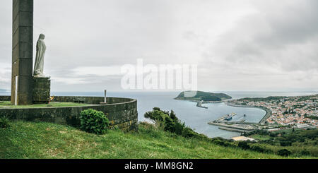 Une vue panoramique de l'église de Nossa Senhora da Conceição vue à l''île de Faial, Açores. Banque D'Images