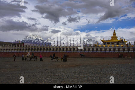 Muya Golden Tower et Yala Snow Mountain sous une tempête, Tagong, Sichuan, Chine Banque D'Images