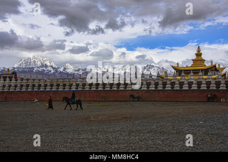 Muya Golden Tower et Yala Snow Mountain sous une tempête, Tagong, Sichuan, Chine Banque D'Images