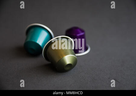 Belles capsules de café de couleur sur fond noir Banque D'Images