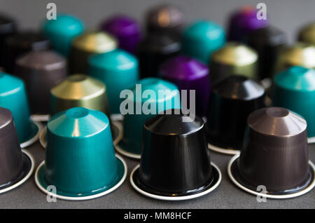 Belles capsules de café de couleur sur fond noir Banque D'Images