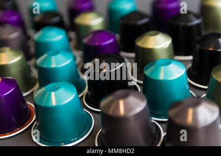 Belles capsules de café de couleur sur fond noir Banque D'Images