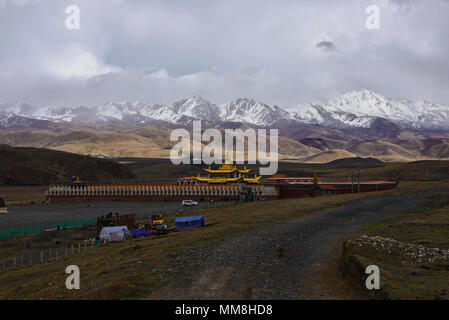 Muya Golden Tower et Yala Snow Mountain sous une tempête, Tagong, Sichuan, Chine Banque D'Images