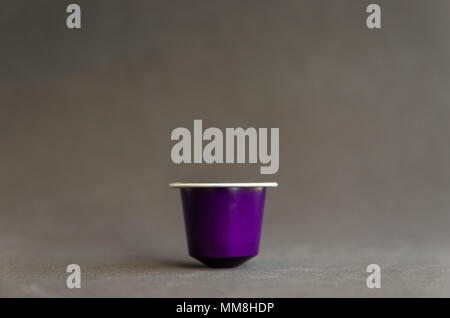 Belle capsule de café de couleur sur fond noir Banque D'Images