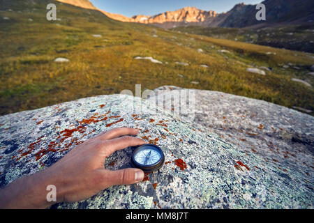 Côté touristique avec vintage compas sur les montagnes. Voyages et aventures concept. Banque D'Images