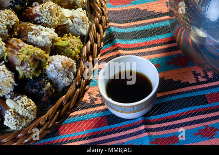Café arabe avec des dates de composition de la vie toujours traiter traditionnel Ramadan Banque D'Images