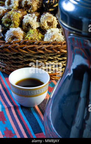 Café arabe avec des dates de composition de la vie toujours traiter traditionnel Ramadan Banque D'Images