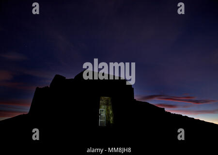 La tour du Jubilé en silhouette à l'aube sur le sommet du Moel Famau dans l'AONB Clwydian Range, au nord du Pays de Galles Banque D'Images