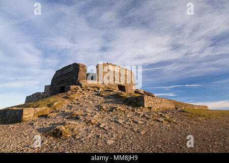 Sur le sommet de la tour du jubilé de Moel Famau dans l'AONB Clwydian Range, au nord du Pays de Galles Banque D'Images