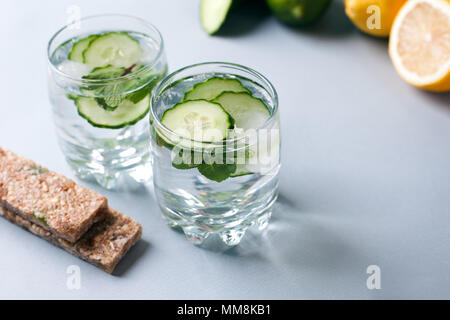 De l'eau infusée de désintoxication de tranches de concombre et les ressorts de menthe, copy space Banque D'Images