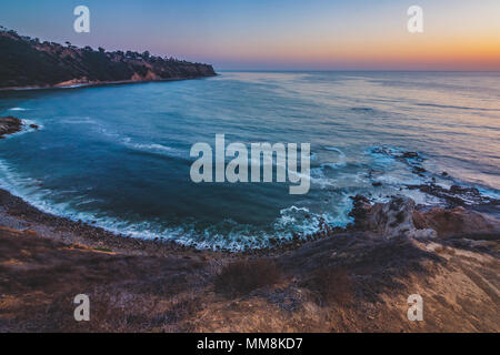 L'exposition longue, colorée, elevated view de Bluff gousse avec des vagues se briser sur la rive après le coucher du soleil, Palos Verdes Estates, Californie Banque D'Images