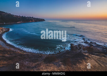 L'exposition longue, colorée, elevated view de Bluff gousse avec des vagues se briser sur la rive après le coucher du soleil, Palos Verdes Estates, Californie Banque D'Images