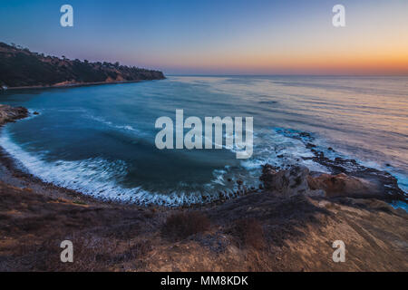 L'exposition longue, colorée, elevated view de Bluff gousse avec des vagues se briser sur la rive après le coucher du soleil, Palos Verdes Estates, Californie Banque D'Images