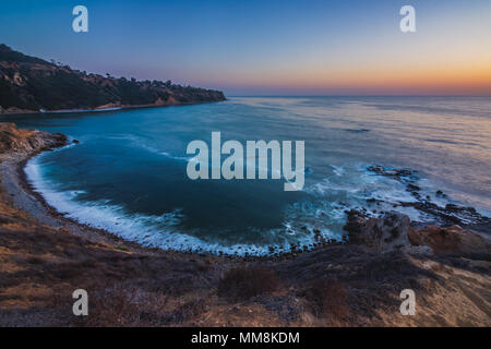 L'exposition longue, colorée, elevated view de Bluff gousse avec des vagues se briser sur la rive après le coucher du soleil, Palos Verdes Estates, Californie Banque D'Images